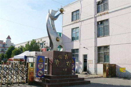 东平东城区单位小区具家电齐全，有车位